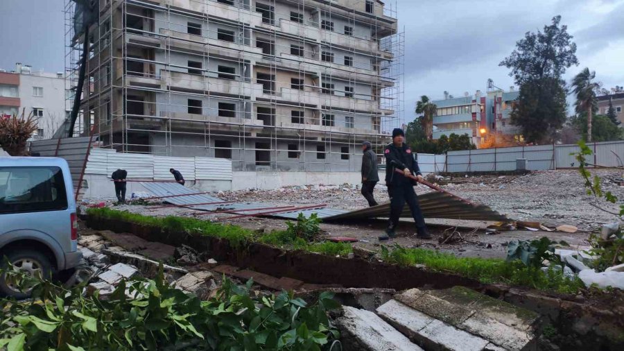 Antalya’da Şiddetli Rüzgarda Halı Sahanın Tavanı Çöktü