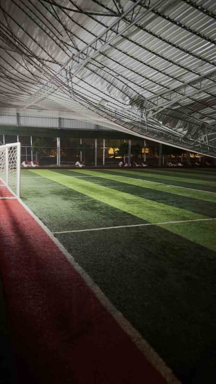 Antalya’da Şiddetli Rüzgarda Halı Sahanın Tavanı Çöktü