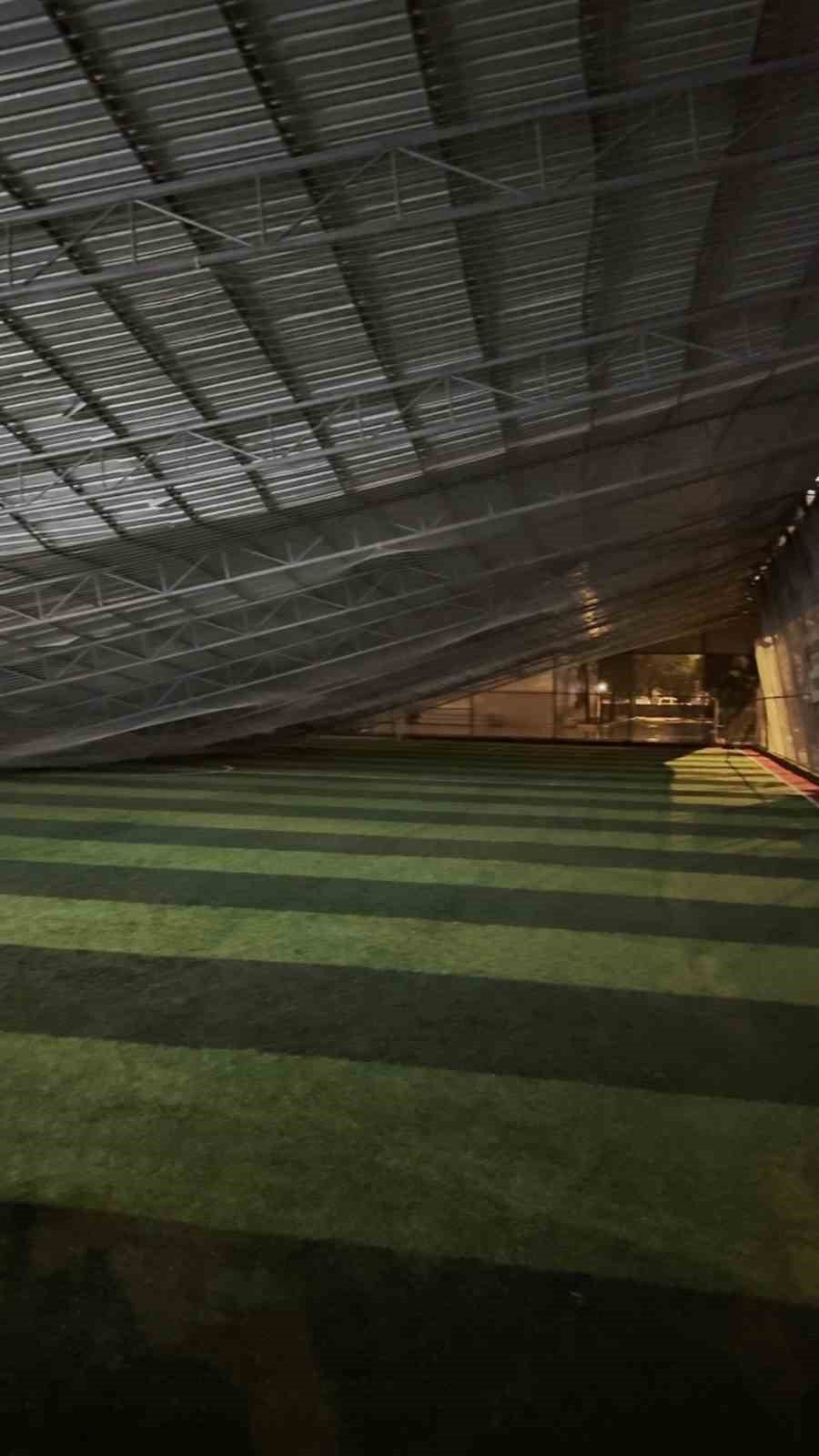 Antalya’da Şiddetli Rüzgarda Halı Sahanın Tavanı Çöktü