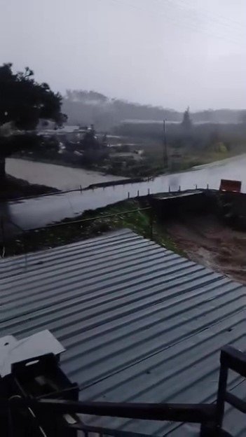 Antalya’da Şiddetli Rüzgarda Halı Sahanın Tavanı Çöktü