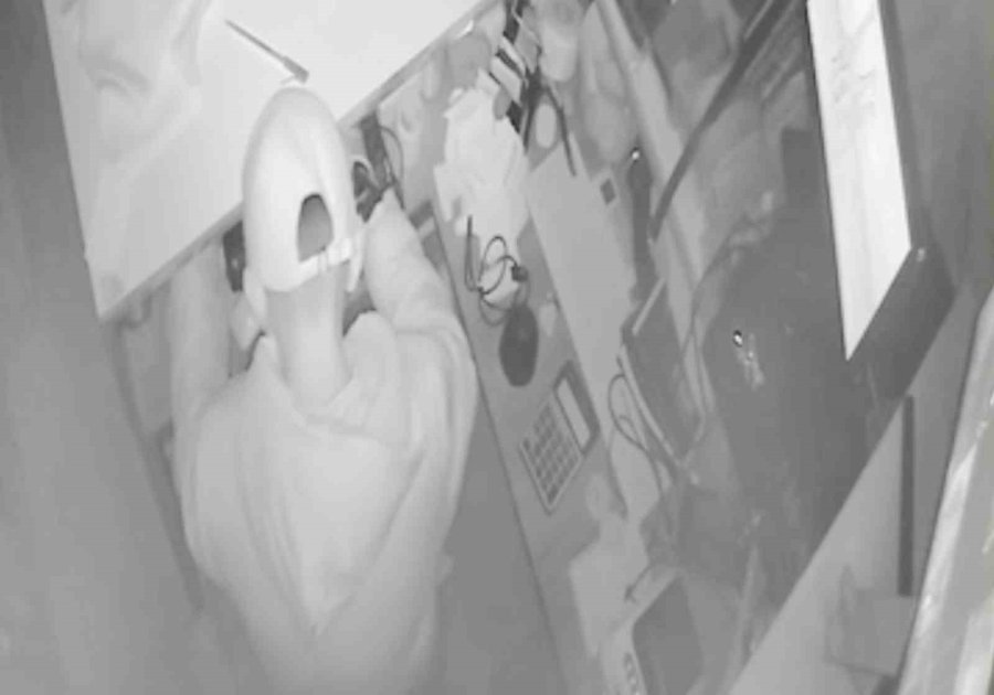 Önce Sigara İçtiler, Sonra Sakin Sakin Dükkanı Soydular