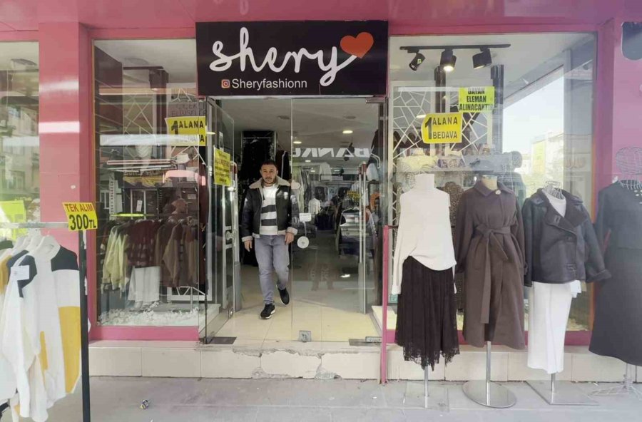 Önce Sigara İçtiler, Sonra Sakin Sakin Dükkanı Soydular