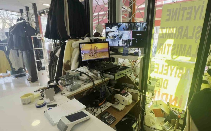 Önce Sigara İçtiler, Sonra Sakin Sakin Dükkanı Soydular