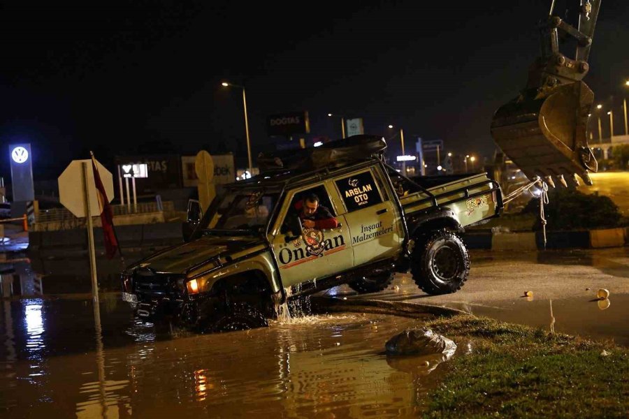 Antalya Büyükşehir Belediyesi 714 Personelle Hortum Ve Fırtınaya Müdahale Etti