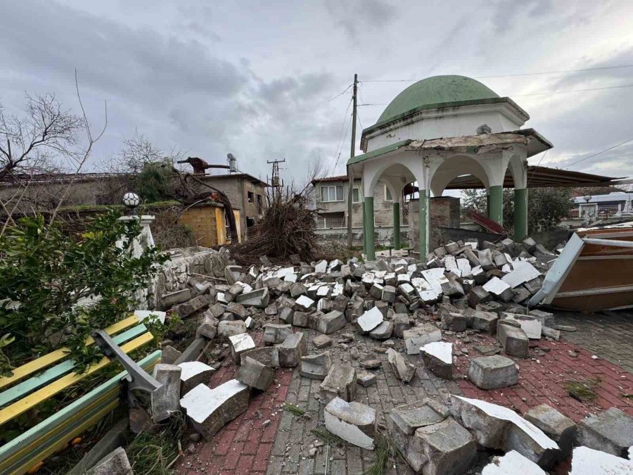 Antalya Büyükşehir Belediyesi 714 Personelle Hortum Ve Fırtınaya Müdahale Etti