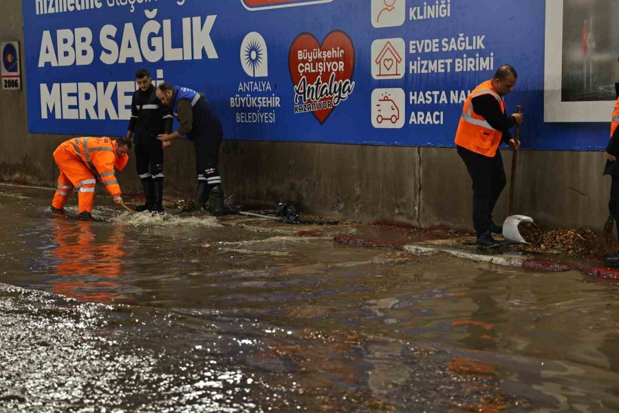 Antalya Büyükşehir Belediyesi 714 Personelle Hortum Ve Fırtınaya Müdahale Etti