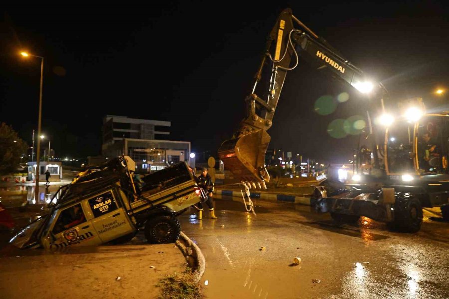 Antalya Büyükşehir Belediyesi 714 Personelle Hortum Ve Fırtınaya Müdahale Etti