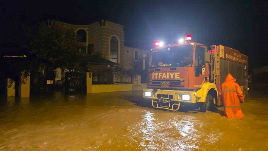 Antalya Büyükşehir Belediyesi 714 Personelle Hortum Ve Fırtınaya Müdahale Etti
