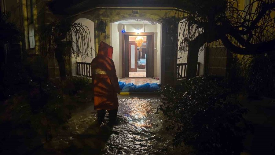 Antalya Büyükşehir Belediyesi 714 Personelle Hortum Ve Fırtınaya Müdahale Etti