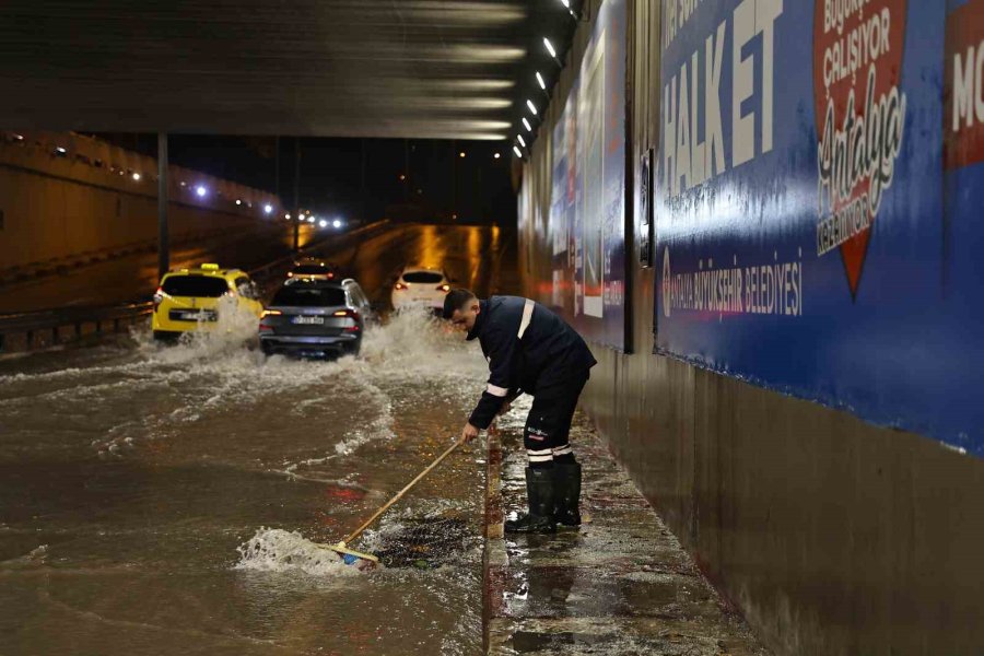Antalya Büyükşehir Belediyesi 714 Personelle Hortum Ve Fırtınaya Müdahale Etti