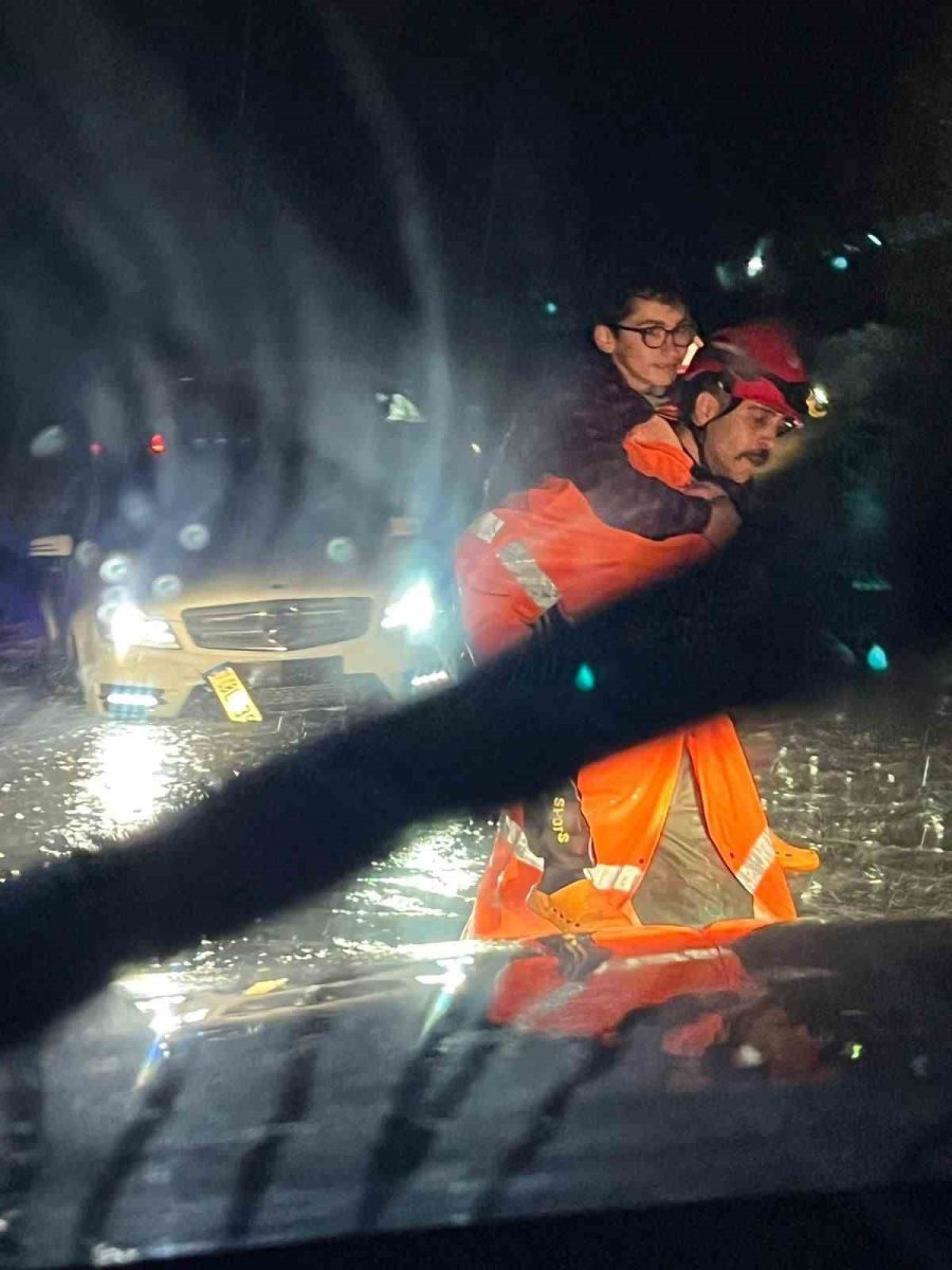 Antalya Büyükşehir Belediyesi 714 Personelle Hortum Ve Fırtınaya Müdahale Etti