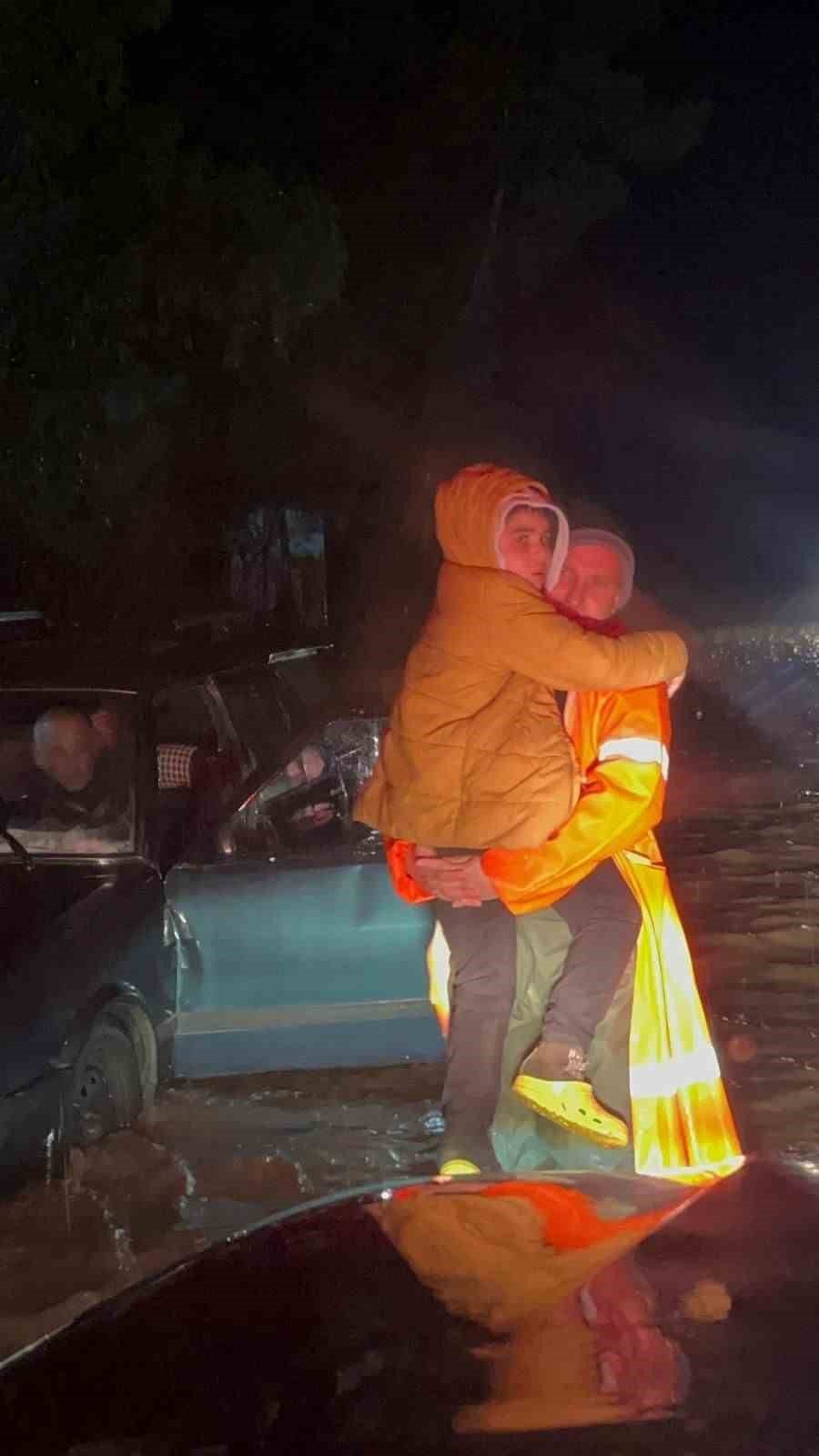 Antalya Büyükşehir Belediyesi 714 Personelle Hortum Ve Fırtınaya Müdahale Etti