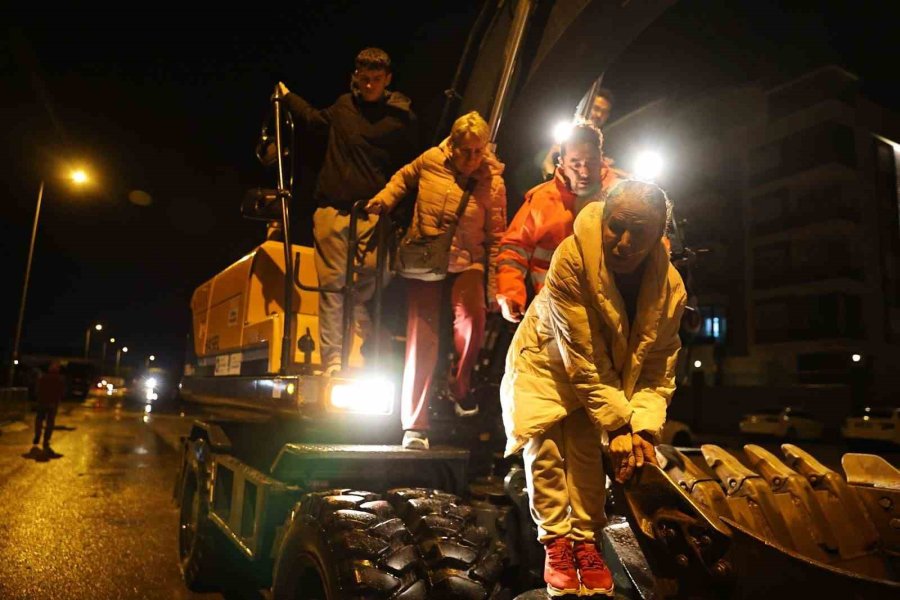 Antalya Büyükşehir Belediyesi 714 Personelle Hortum Ve Fırtınaya Müdahale Etti