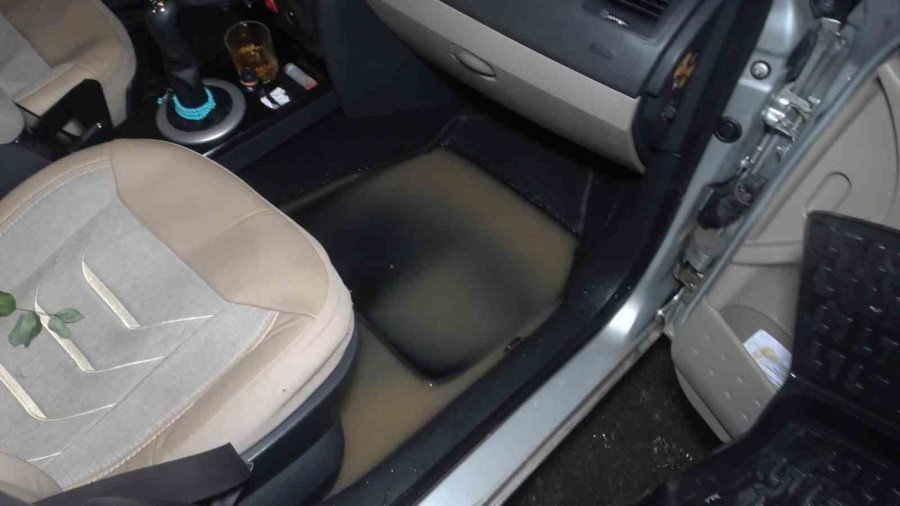 Taşan Dere Nedeniyle Sitenin Bahçesi Ve Araçlar Su İçinde Kaldı