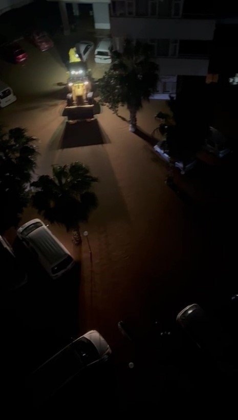 Taşan Dere Nedeniyle Sitenin Bahçesi Ve Araçlar Su İçinde Kaldı