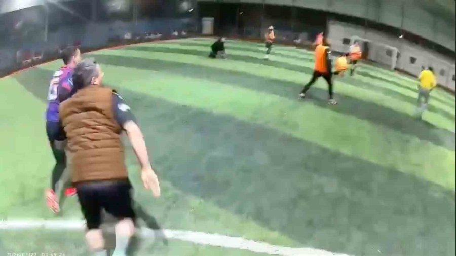 Halı Sahanın Çatısı Çöktü... Futbolcuların Koşarak Kaçtığı Anlar Kamerada
