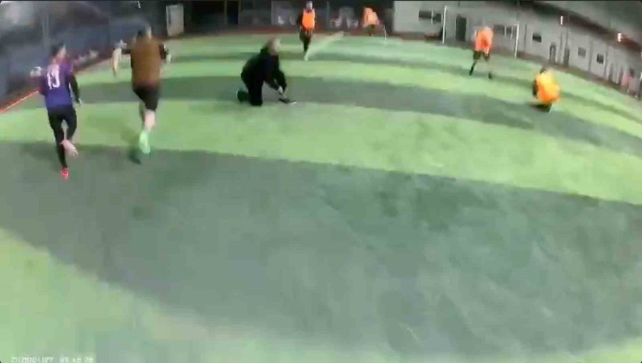 Halı Sahanın Çatısı Çöktü... Futbolcuların Koşarak Kaçtığı Anlar Kamerada