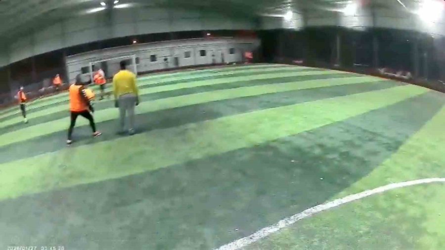 Halı Sahanın Çatısı Çöktü... Futbolcuların Koşarak Kaçtığı Anlar Kamerada