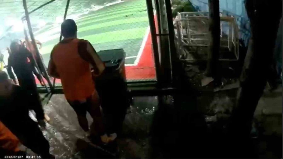 Halı Sahanın Çatısı Çöktü... Futbolcuların Koşarak Kaçtığı Anlar Kamerada