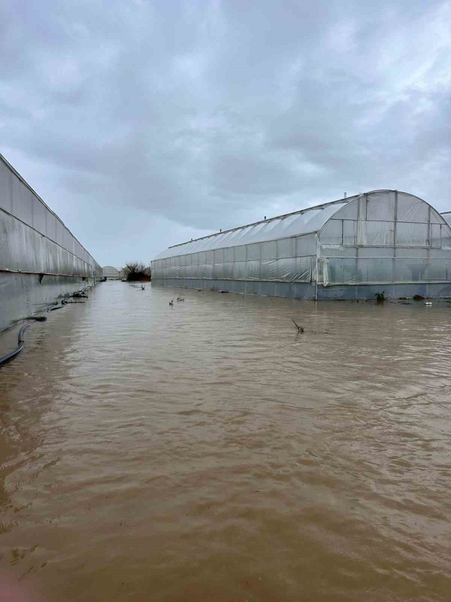 Aksu’da Sel Ve Hortum Felaketi: Milyonluk Tekneler Parçalandı, 700 Dönüm Alanda Seralar Sular Altında Kaldı