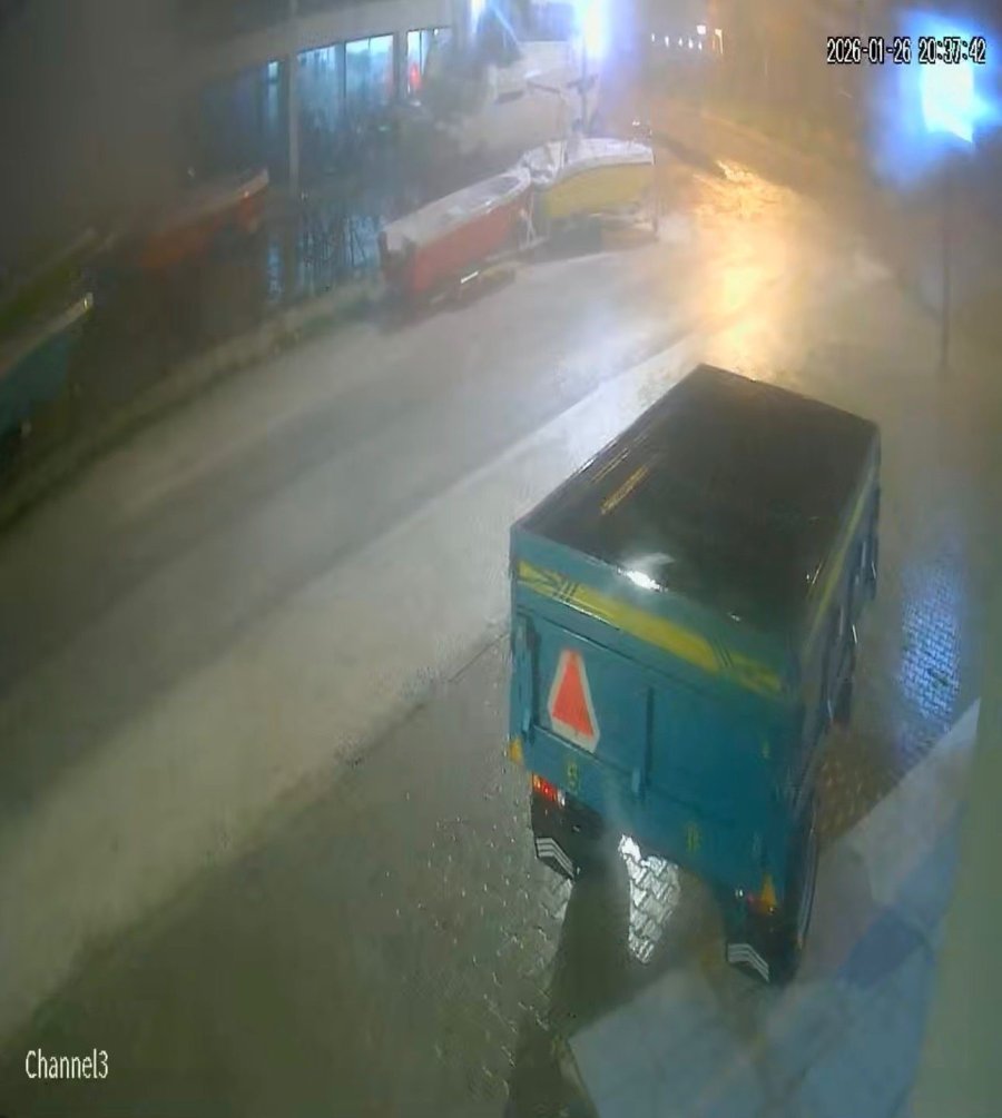 Finike’de Hortumun Römorku Yerinden Oynattığı Anlar Güvenlik Kamerasında