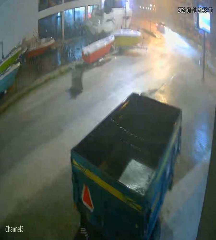 Finike’de Hortumun Römorku Yerinden Oynattığı Anlar Güvenlik Kamerasında