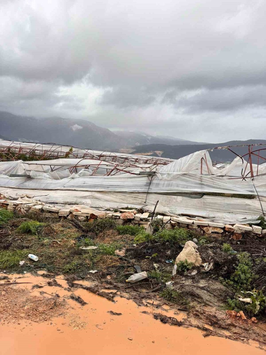 Finike’de Hortumun Verdiği Hasar Gündüz Ortaya Çıktı