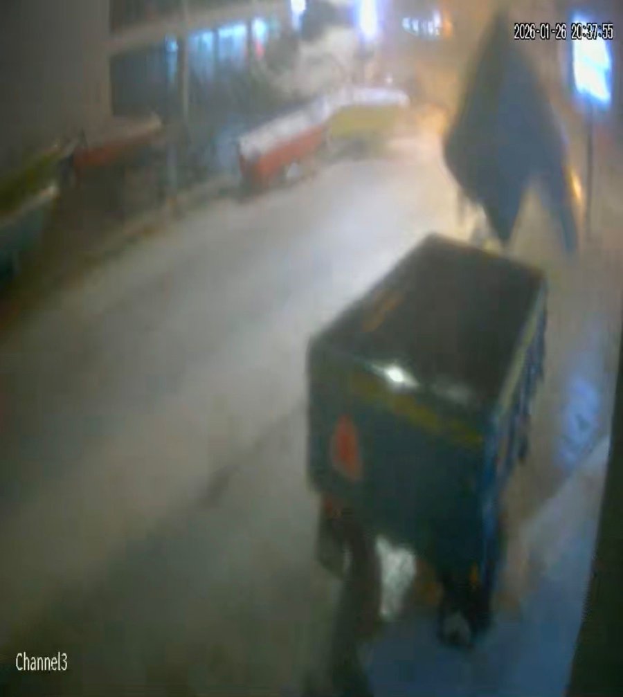 Finike’de Hortumun Römorku Yerinden Oynattığı Anlar Güvenlik Kamerasında