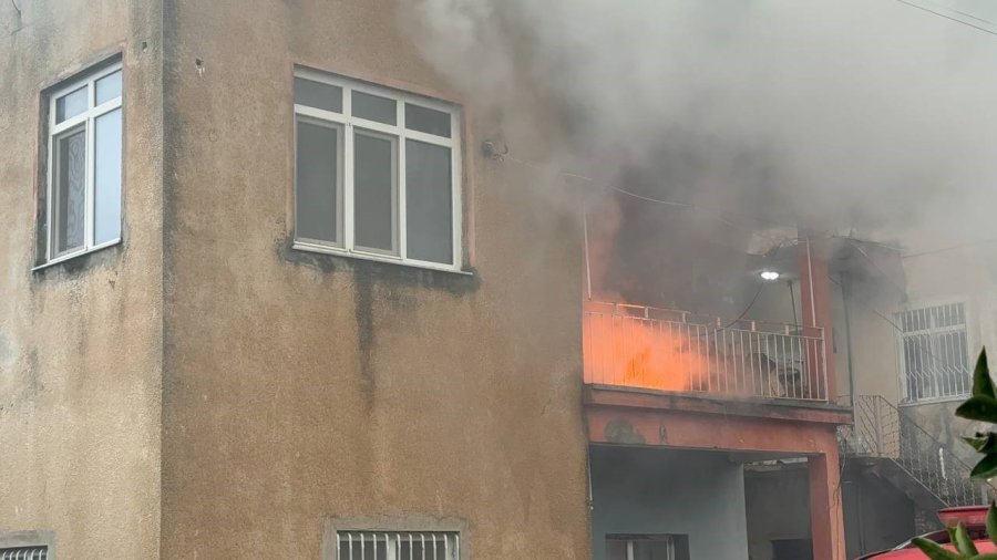 Gazipaşa’da Üç Katlı Evin İkinci Katında Yangın Çıktı