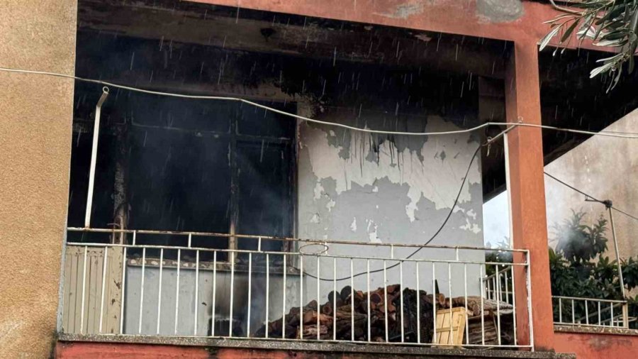 Gazipaşa’da Üç Katlı Evin İkinci Katında Yangın Çıktı