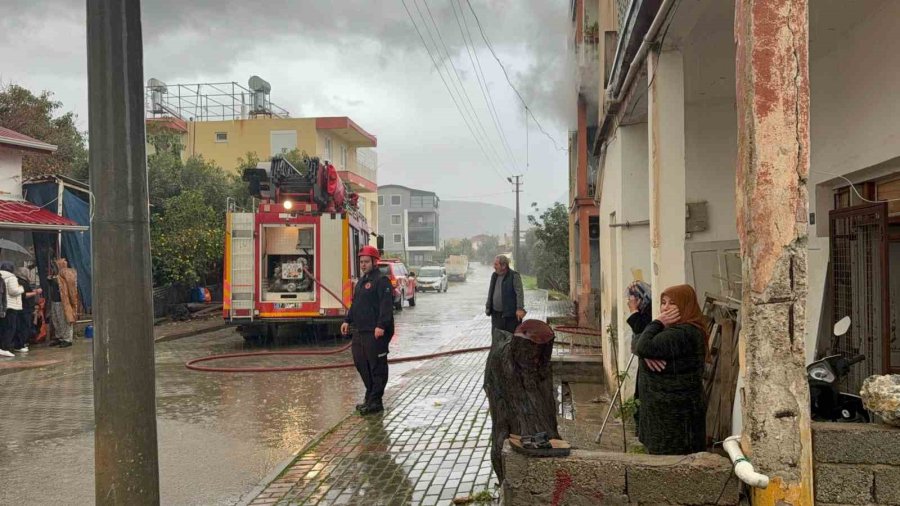 Gazipaşa’da Üç Katlı Evin İkinci Katında Yangın Çıktı