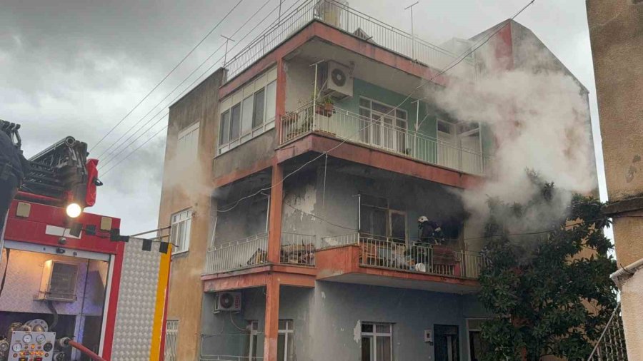 Gazipaşa’da Üç Katlı Evin İkinci Katında Yangın Çıktı