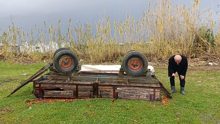 Manavgat’ta Hortum 300 Dönümlük Alanda Seraları Yerle Bir Etti