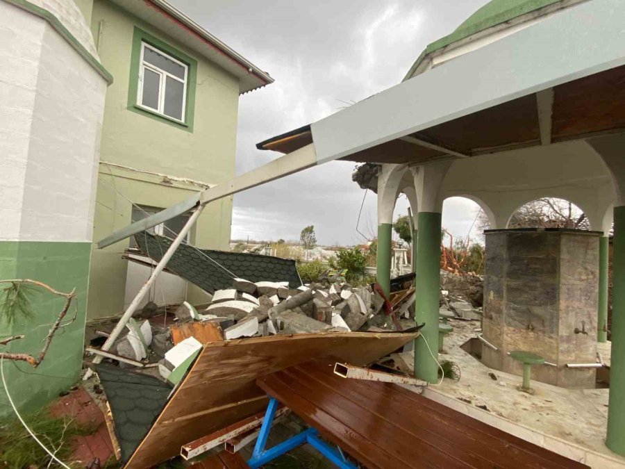 Manavgat’ta Hortum Üç Mahalleyi Harabeye Çevirdi