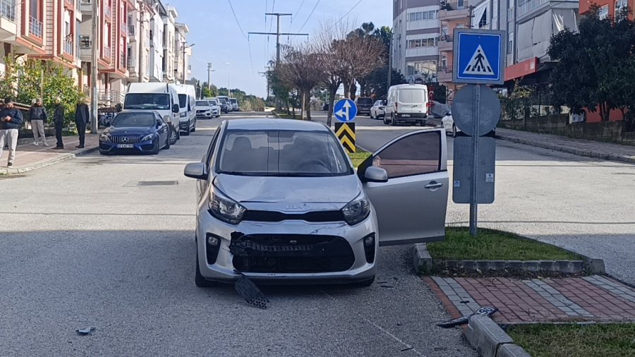 Antalya’da Otomobille Motosiklet Çarpıştı: 1 Yaralı