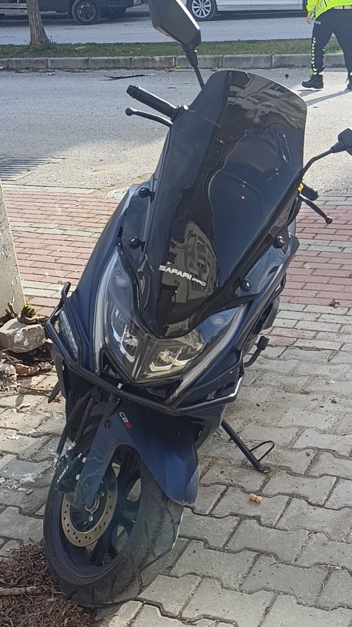Antalya’da Otomobille Motosiklet Çarpıştı: 1 Yaralı