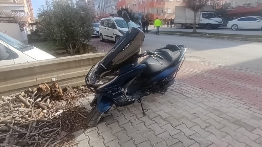Antalya’da Otomobille Motosiklet Çarpıştı: 1 Yaralı