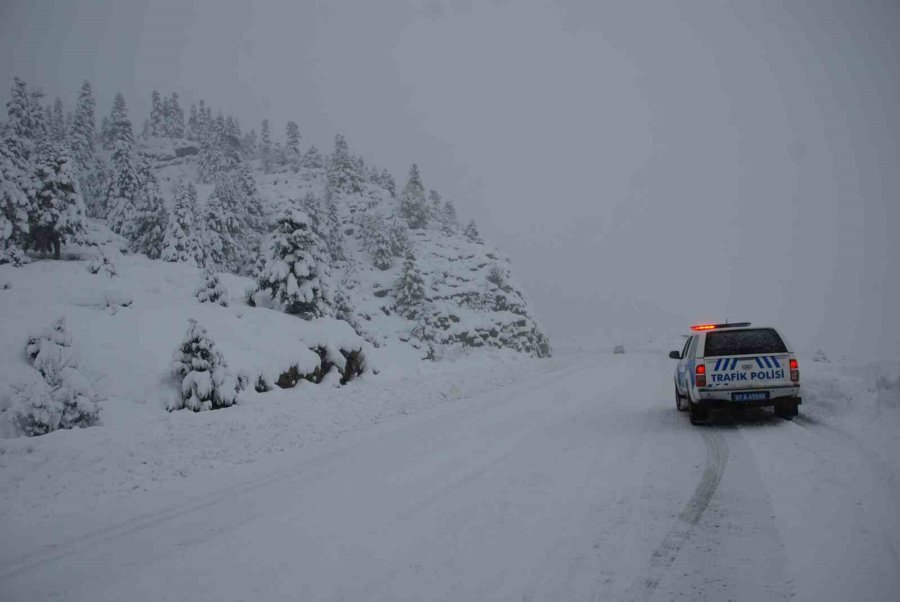 Antalya’da Kar Yağışı Başladı, Alacabel Beyaza Büründü