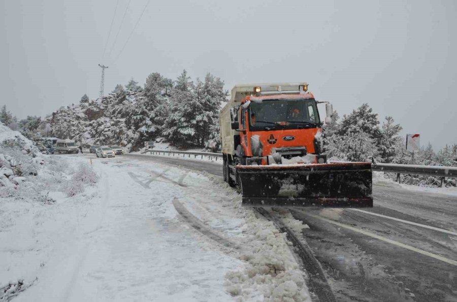 Antalya’da Kar Yağışı Başladı, Alacabel Beyaza Büründü