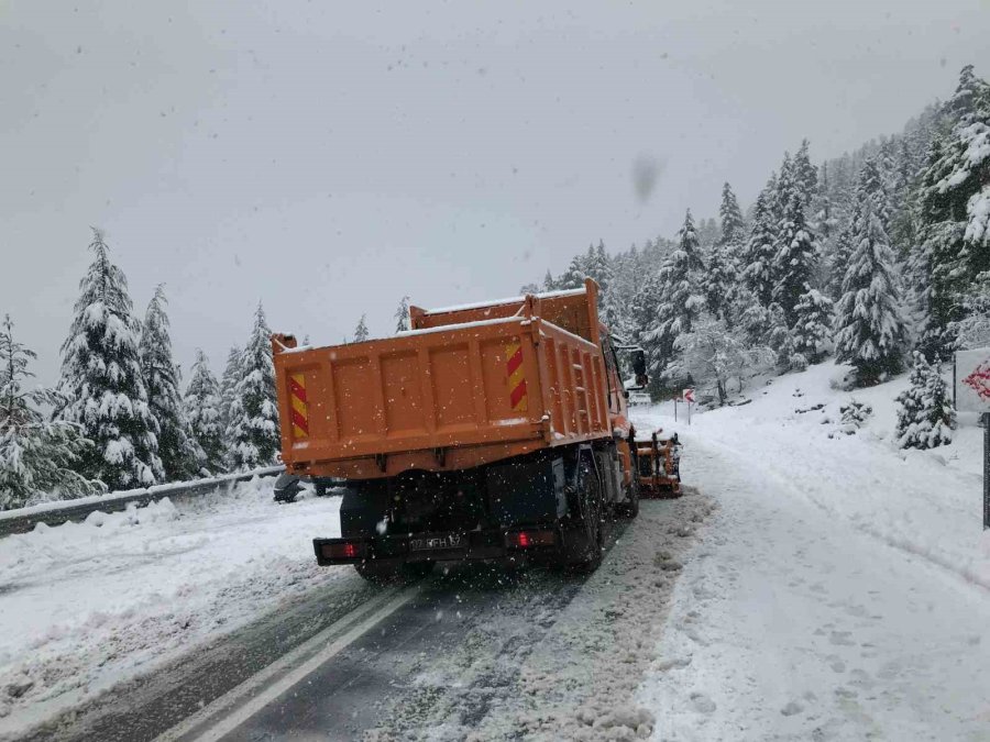 Antalya’da Kar Yağışı Başladı, Alacabel Beyaza Büründü