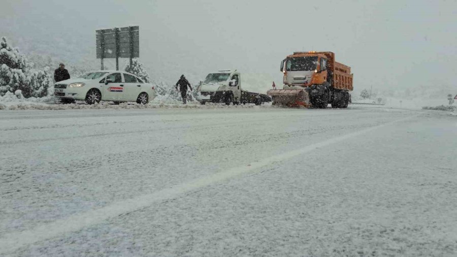 Antalya’da Kar Yağışı Başladı, Alacabel Beyaza Büründü