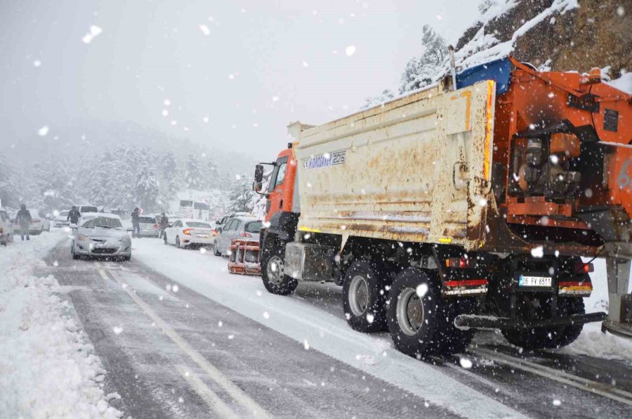 Antalya’da Kar Yağışı Başladı, Alacabel Beyaza Büründü