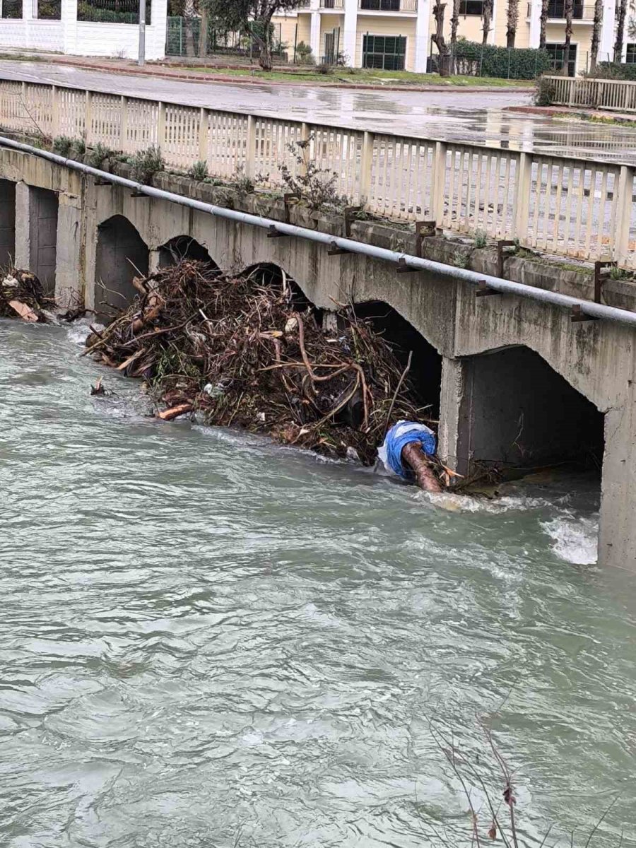 Kemer’de Köprüleri Tıkayan Tomruklar Temizlendi