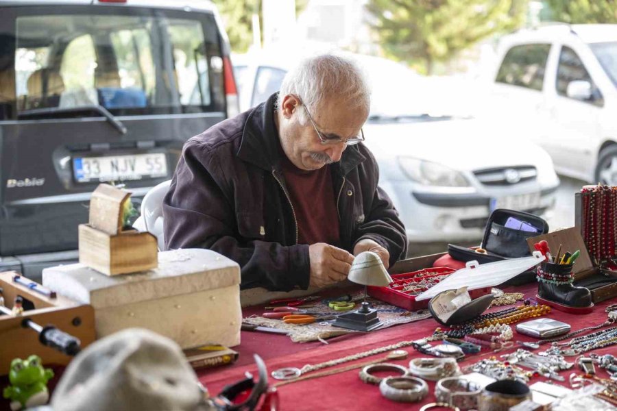 Antika Pazarı, Mersin’de Nostalji Tutkunlarını Buluşturuyor