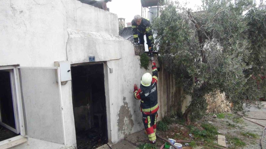 Mersin’de Ev Yangını: Bir Ev Kullanılamaz Hale Geldi