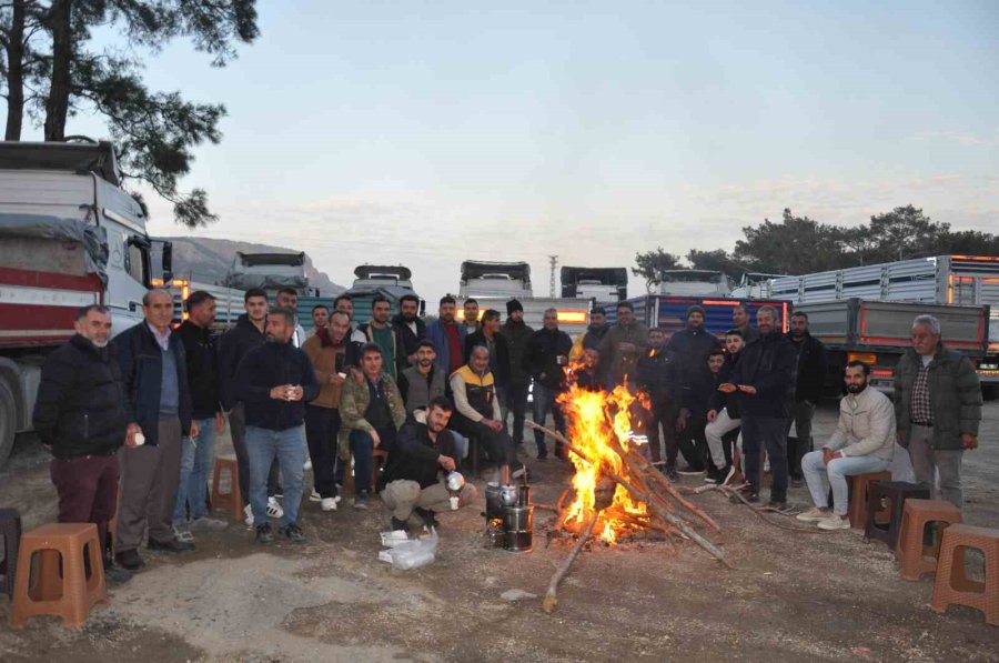 Mersin Silifkeli Kamyonculardan Taşeron Tepkisi