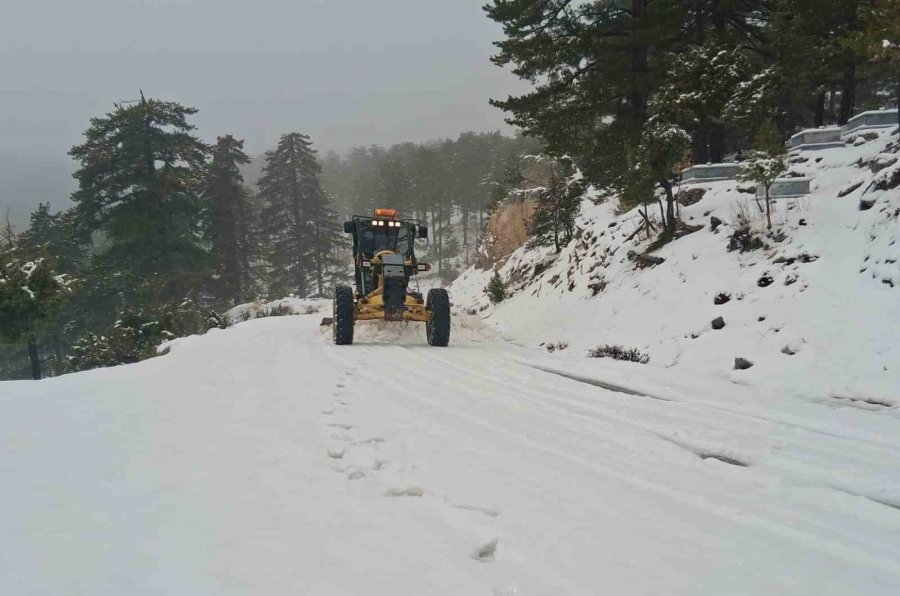 Antalya’da Karla Mücadele: Yüksek Kesimlerde Mahsur Kalan Araçlar Kurtarıldı