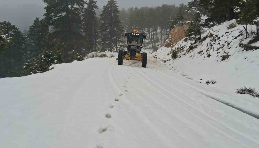 Antalya’da Karla Mücadele: Yüksek Kesimlerde Mahsur Kalan Araçlar Kurtarıldı