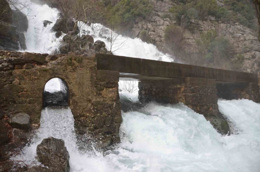 Toroslar’da Yağış Bereketi Kuruyan Üzümdere Irmağını Yeniden Canlandırdı, Şelaleler Coştu