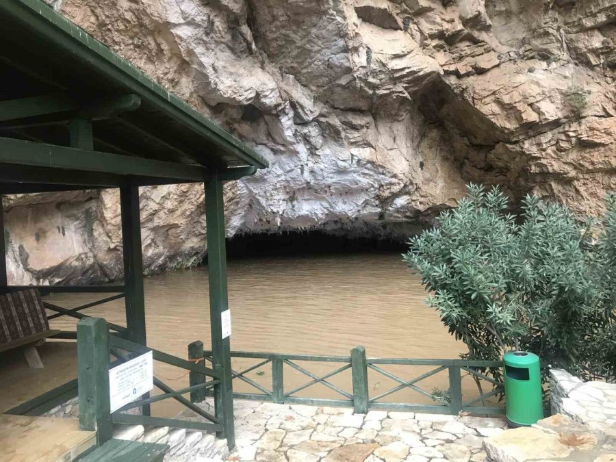 Toroslar’da Yağış Bereketi Kuruyan Üzümdere Irmağını Yeniden Canlandırdı, Şelaleler Coştu